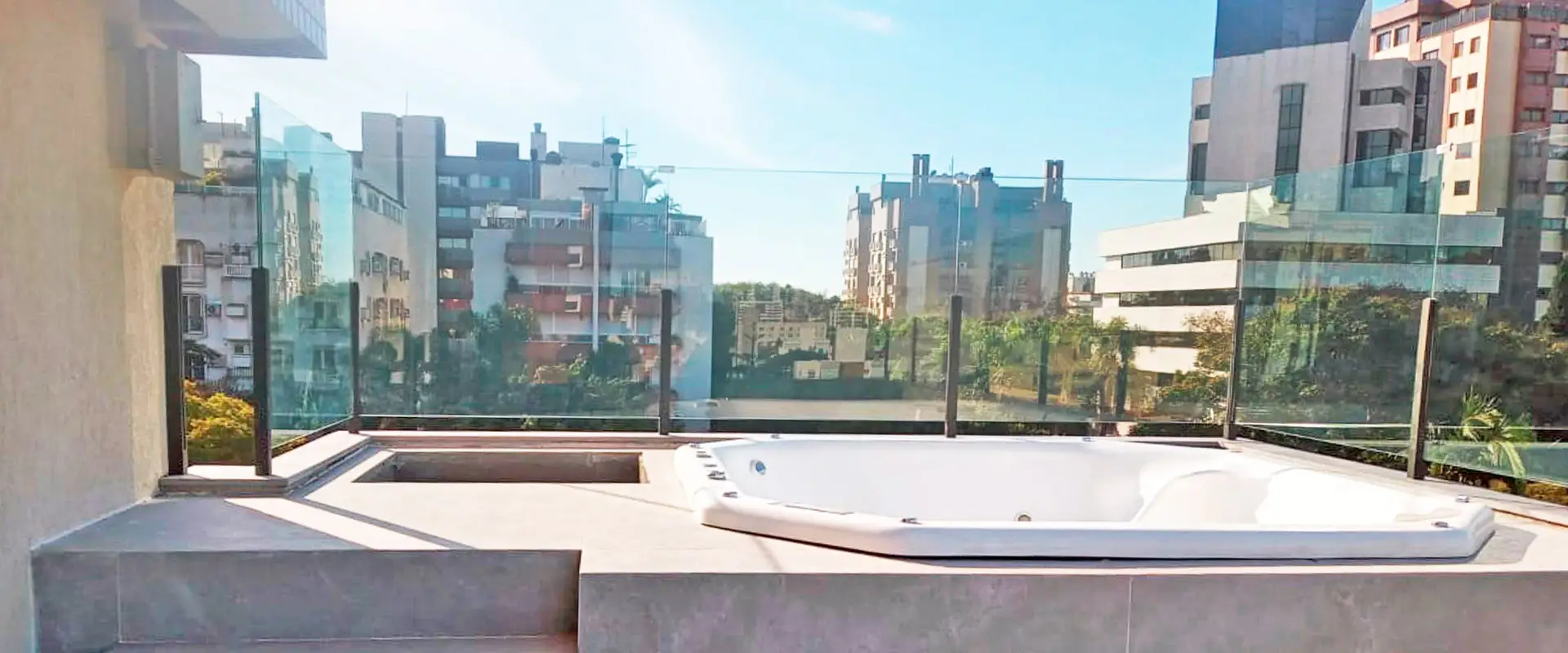 Muro de vidro temperado em área com hidromassagem e vista da cidade