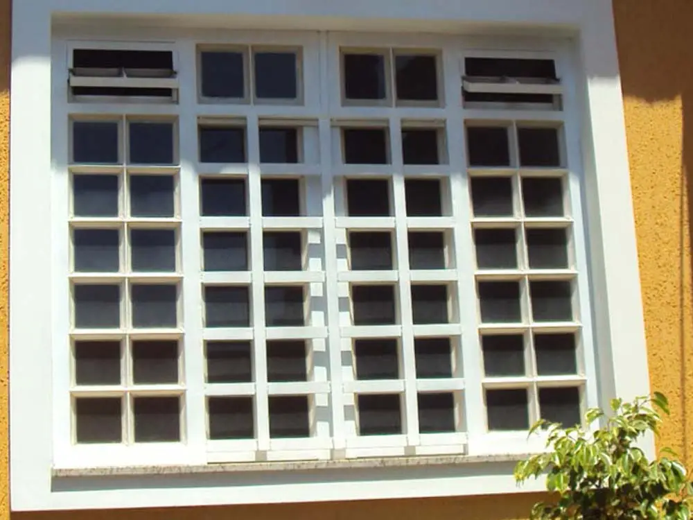 Grade de proteção quadriculada em janela de residência