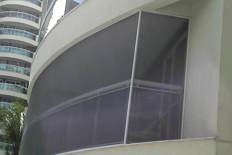 Tela mosquiteira instalada em janela